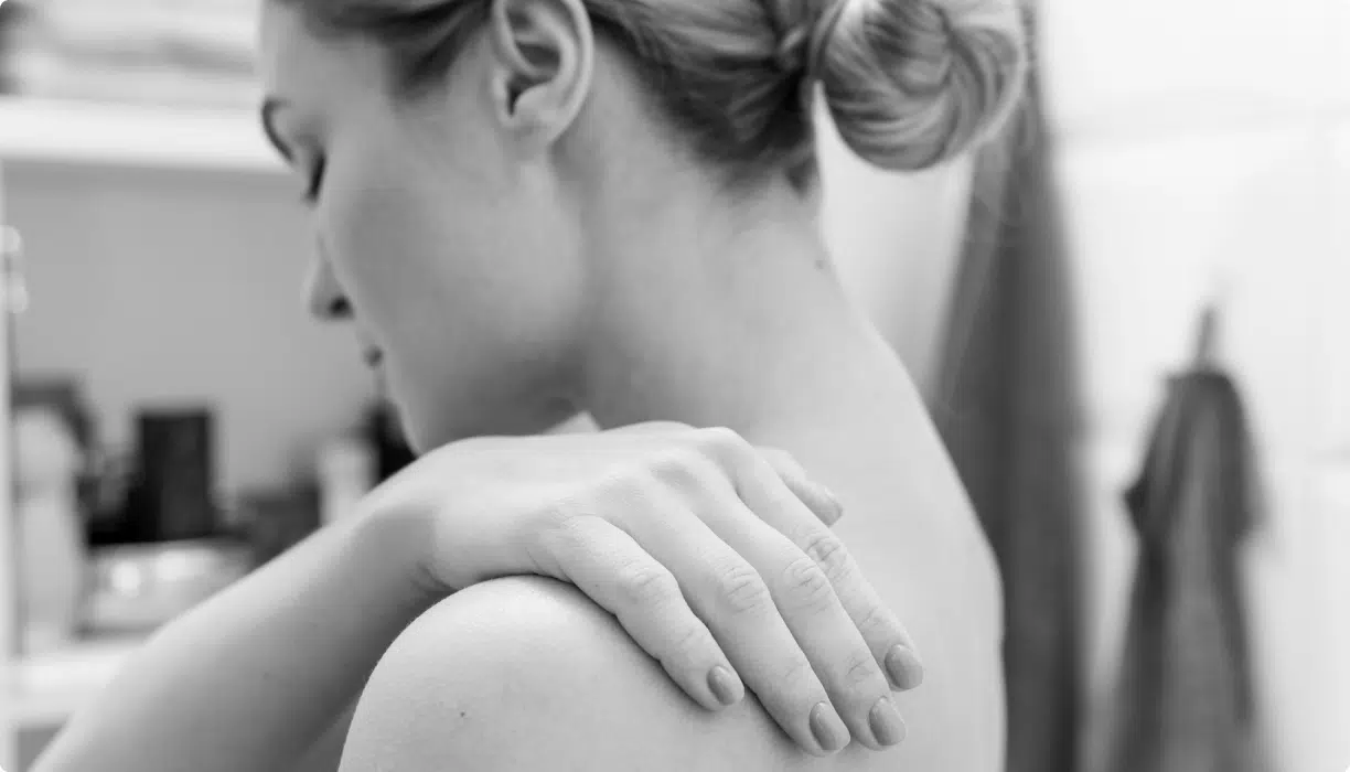 woman-bathroom-with-hand-her-back